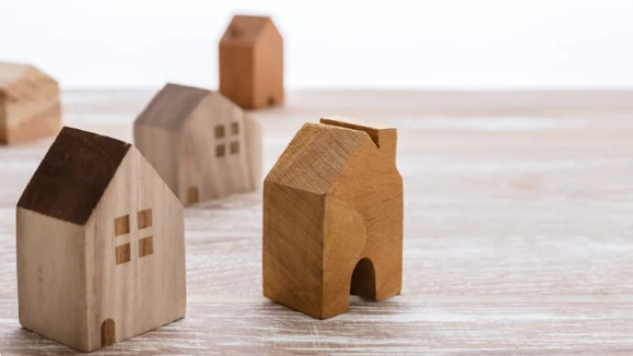 Små huse i træ på bord