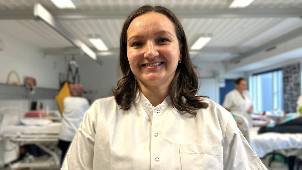 SOSU-elev Anastasiia Tereshchuk på arbejde