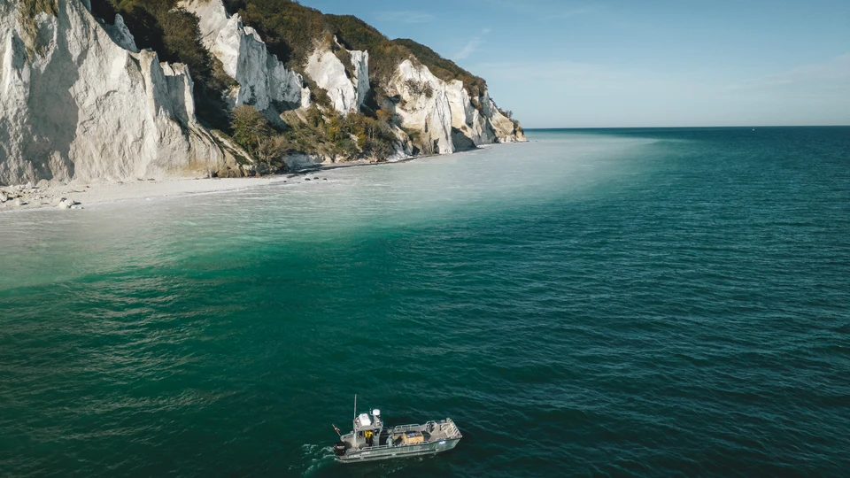 Møns Klint med lille båd i forgrunden