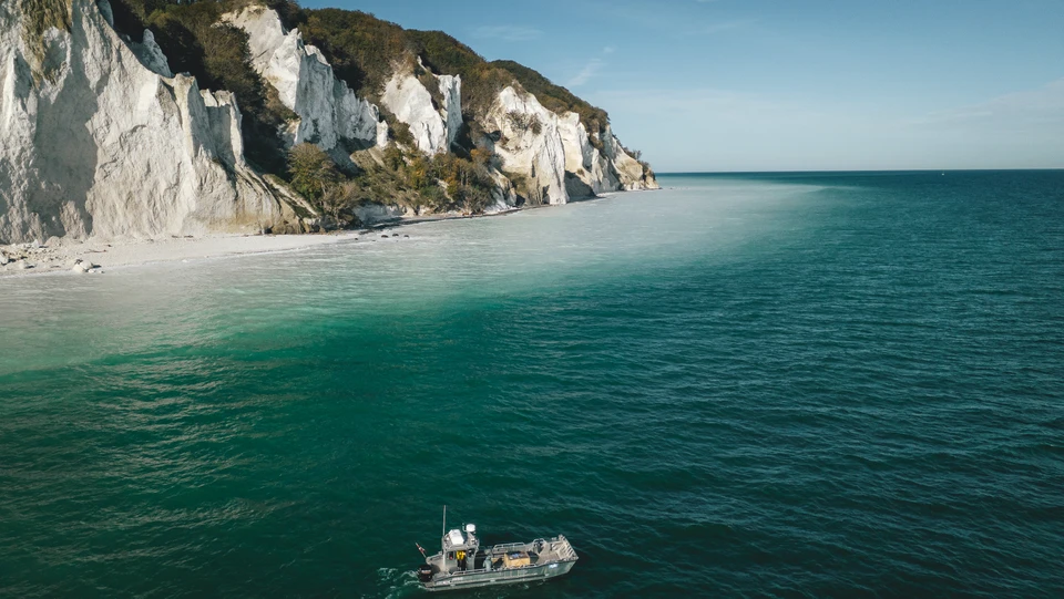 Møns Klint med lille båd i forgrunden