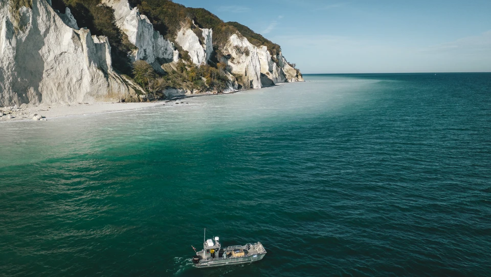 Møns Klint med lille båd i forgrunden