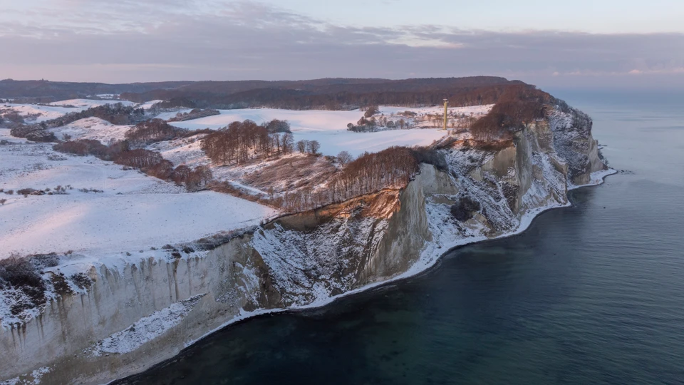 Møns Klint dækket af sne