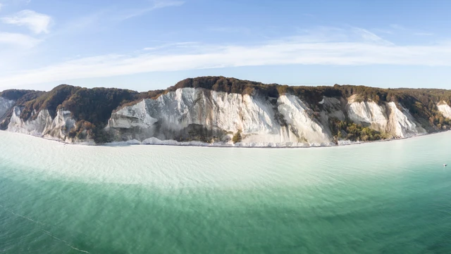 Møns Klint set fra søsiden med smukt turkis blåt vand