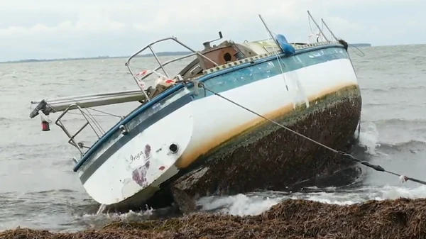 Billede af en båd, ved navn "Inga" der ligger i vandkanten. 