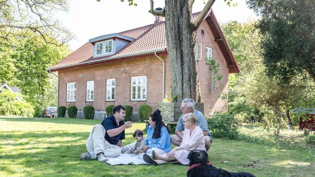 Familie i Nyråd med villa i baggrunden