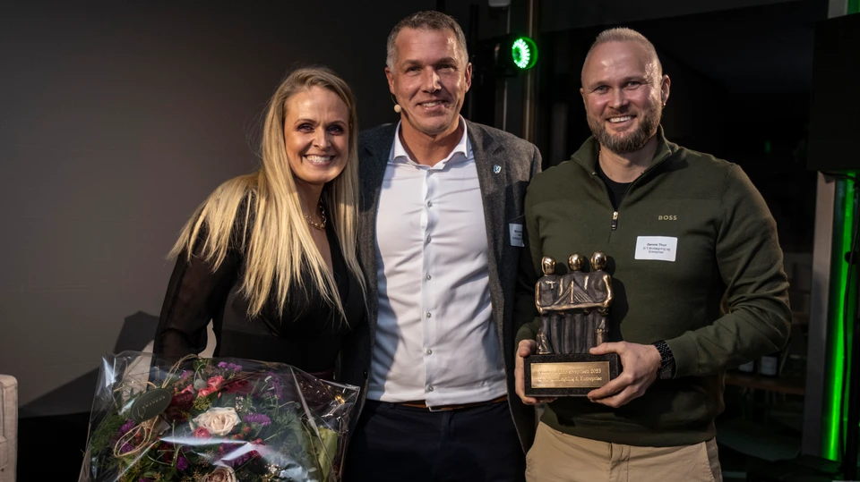 Billede af Borgmester Michael Seiding Larsen, der overrækker Erhvervsprisen