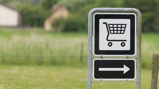 Skilt der viser vej til indkøbsmuligheder