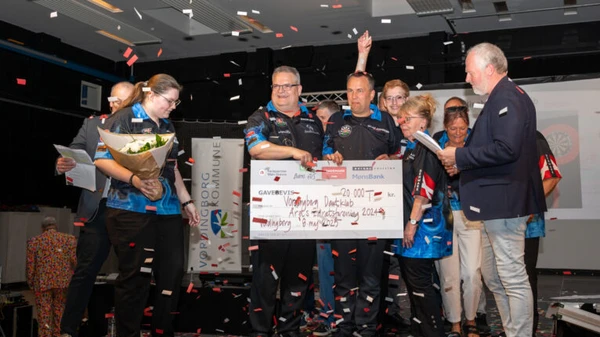 En gruppe mennesker der bliver hyldet for at have vundet kategorien "Årets Idrætsforening".