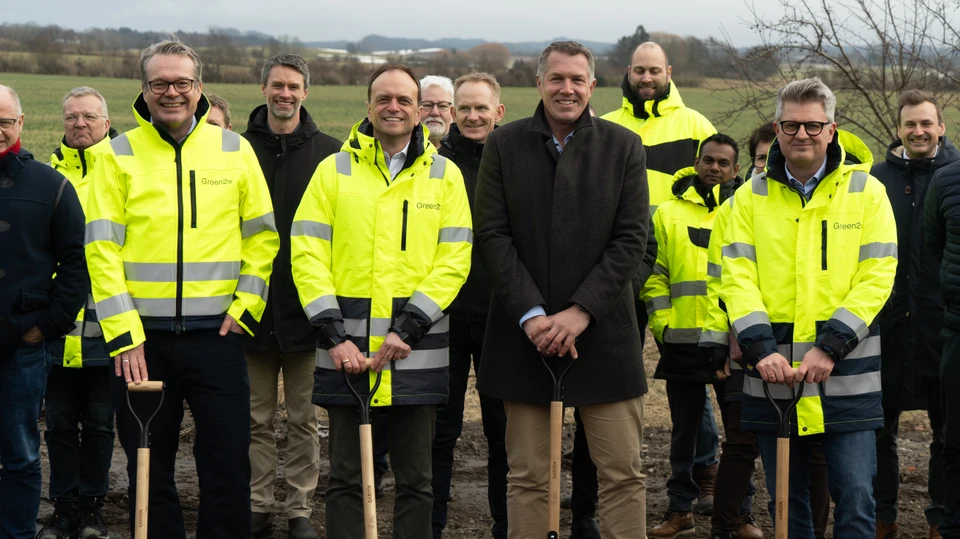 Billede af borgmester Michael Seiding Larsen og repræsentanter fra virksomheden Green2x