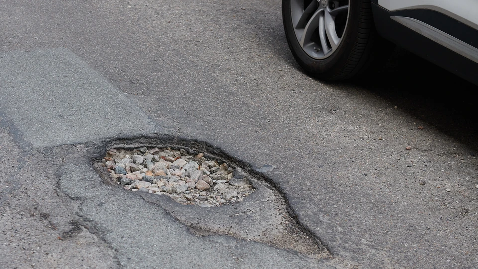 Billede af et hul i en asfaltvej
