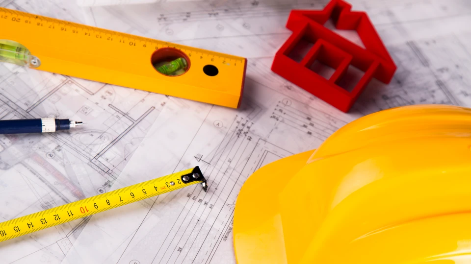 Billede af tegninger og værktøj der illustrerer byggeri
