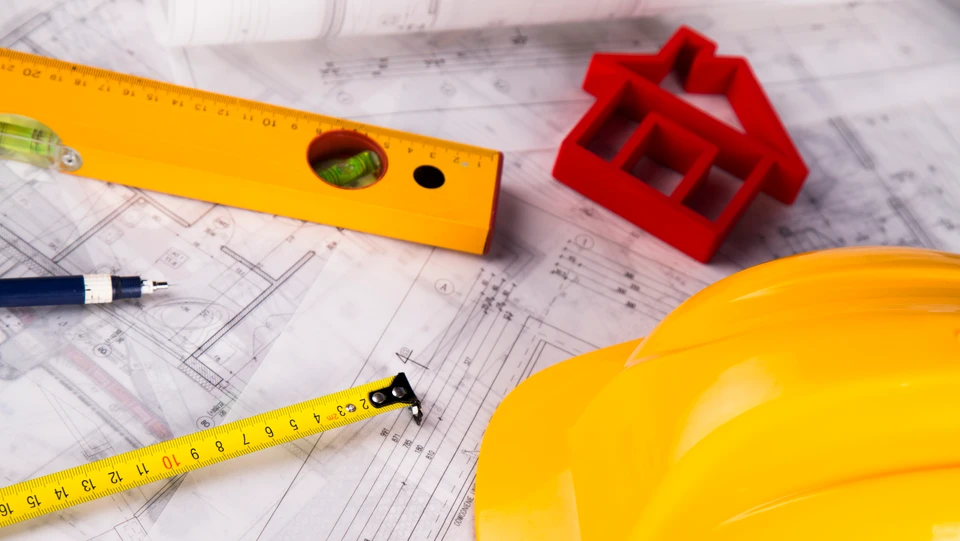 Byggehjelm målebånd og vatterpas