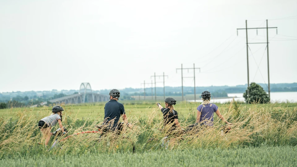 Familie holder pause fra cykeltur